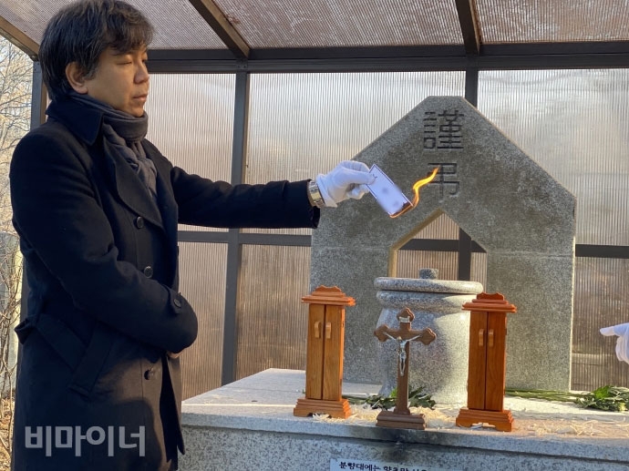 유택동산에서 박진옥 상임이사가 위패의 지방을 태우는 의식을 하고 있다. 사진 이가연