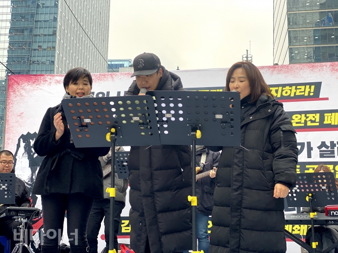 새벽의집 밴드가 투쟁선포 신년음악회에서 노래와 연주를 하고 있다. 특히 이날 설요한 동료지원가를 위한 추모곡인 ‘가시방석에 꽃자리 하나’를 선보였다. 사진 이가연 새벽의집 밴드가 투쟁선포 신년음악회에서 노래와 연주를 하고 있다. 특히 이날 설요한 동료지원가를 위한 추모곡인 ‘가시방석에 꽃자리 하나’를 선보였다. 사진 이가연