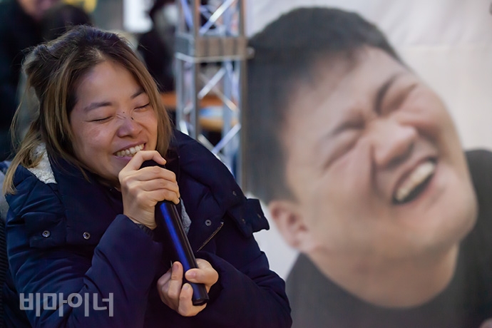 인권위 농성 점거 당시 고 우동민 활동가와 함께 투쟁한 문애린 서울장차연 공동대표가 “마음이 무겁다. 하지만 올 한 해도 지금까지 죽어간 많은 동지에게 정부가 사과할 수 있도록 동지들과 함께하면 좋겠다”라며 애써 웃음 지어 보였다. 사진 박승원 인권위 농성 점거 당시 고 우동민 활동가와 함께 투쟁한 문애린 서울장차연 공동대표가 “마음이 무겁다. 하지만 올 한 해도 지금까지 죽어간 많은 동지에게 정부가 사과할 수 있도록 동지들과 함께하면 좋겠다”라며 애써 웃음 지어 보였다. 사진 박승원