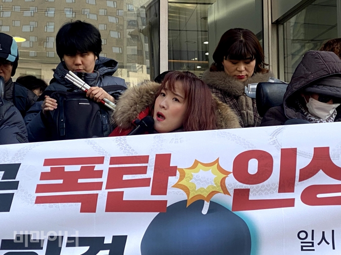 한국장애인자립생활센터협의회 등은 3일 오전 11시 국가인권위원회(아래 인권위) 건물 앞에서 장애인활동지원에 대한 본인부담금이 올해 들어 폭탄처럼 인상했다며 보건복지부를 규탄하고 본인부담금 폐지를 촉구하는 기자회견을 열었다. 김상희 노들장애인자립생활센터 활동가가 발언을 하고 있다. 사진 이가연