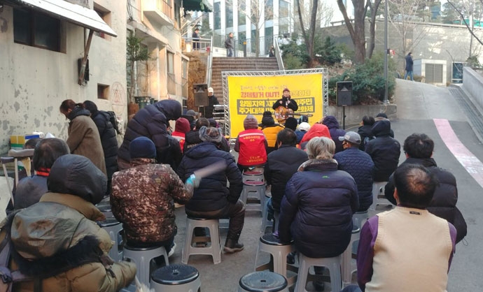 지난 12월 18일, 남대문 쪽방 주민들과 활동가들은 재개발 주거대책 마련을 요구하는 집회를 개최했다. ⓒ 2019 홈리스추모제 공동기획단