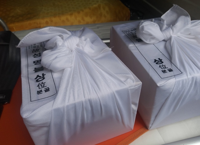 이름을 알 수 없는 무연고 사망자의 유골함. 사진 나눔과 나눔