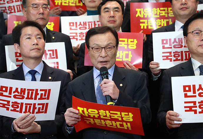 이해찬 당대표 및 더불어민주당 소속 국회의원들이 2019년 11월 29일, 국회 로텐더홀에서 “민생파괴! 국회파괴! 자유한국당 규탄대회”에 참석하여 자유한국당을 규탄하고 있다. 사진 더불어민주당