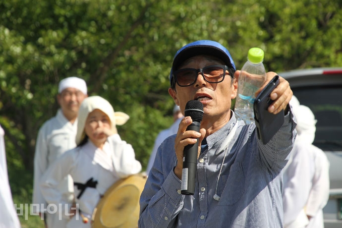 2017년 5월 27일, 선감도에서 열린 선감학원 추모제에서 이대준 씨가 과거 선감학원에서의 일들을 사람들에게 설명하고 있다.