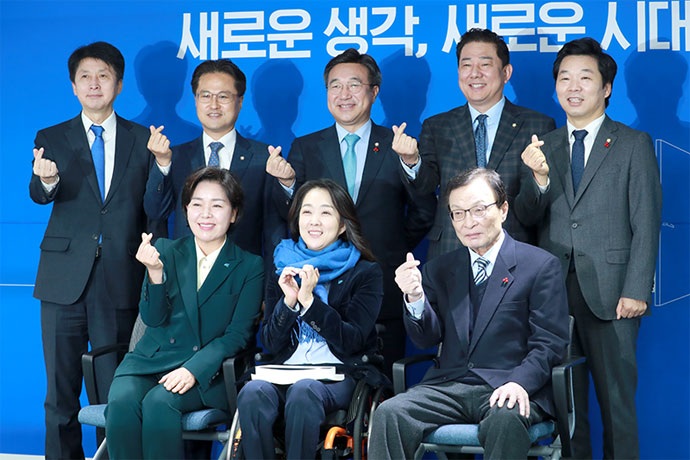 2019년 12월 26일, 더불어민주당이 총선 ‘인재영입 1호’로 발탁한 최혜영 교수. 옆에는 1년 전에도 장애인 비하 발언으로 논란을 일으킨 이해찬 대표가 앉아 있다. 사진 더불어민주당.