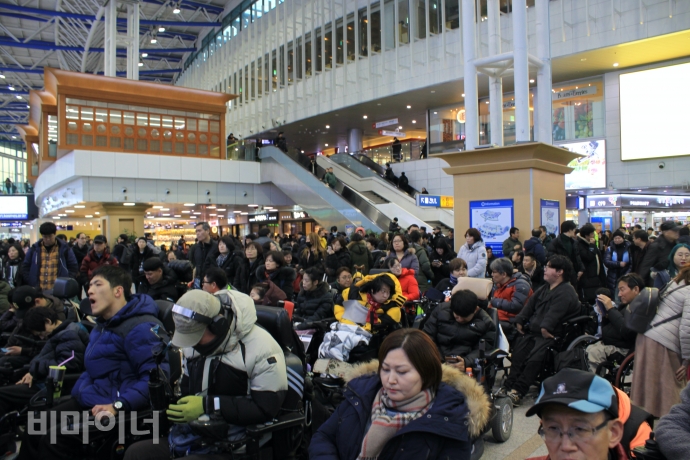 조문투쟁 기자회견에 많은 사람들이 참석하고 있다. 사진 이가연 22일, 서울역 대합실에서 열린 조문투쟁 기자회견에 많은 사람들이 참석하고 있다. 사진 이가연