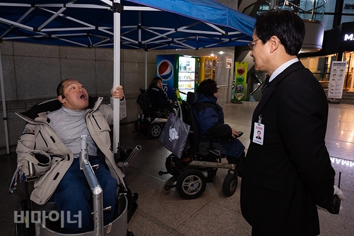 전국장애인차별철폐연대가 28일 오전 8시 서울고용노동청 1층 로비를 기습 점거했다. 농성텐트와 고 설요한 분향소를 설치한 전장연은 이재갑 노동부 장관 조문과 면담이 이뤄질 때까지 무기한 농성을 선포했다. 사진 박승원