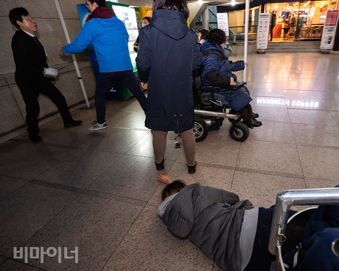 안전관리 직원과 장애인 활동가가 실랑이를 하는 과정에서 20대 여성활동가가 밀쳐 쓰러졌다. 사진 박승원
