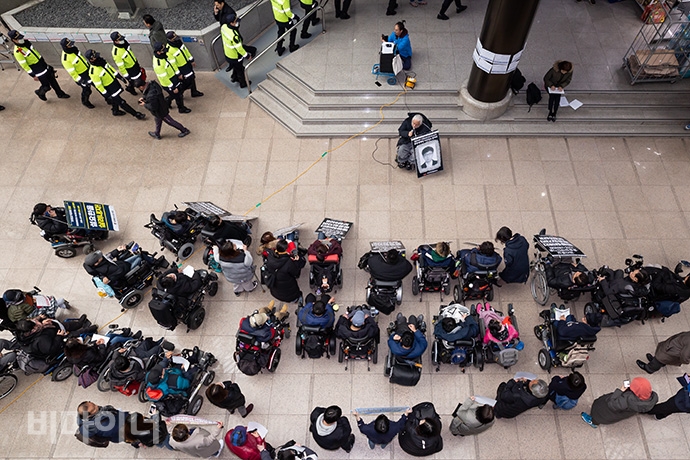 60여 명 장애인 활동가는 오전 11시부터 ‘서울노동청 농성 돌입 기자회견’을 열었다. 사진 박승원