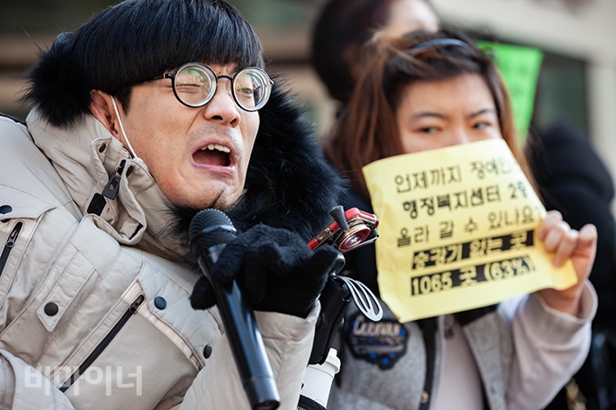 서권일 민들레장애인자립생활센터 동료상담가가 작전1동 행정복지센터에 엘리베이터가 없어서 겪는 고충에 관해 말하고 있다. 사진 박승원