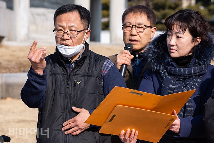 윤정기 장애벽허물기 활동가가 수어로 발언하는 모습. 김철환 장애벽허물기 활동가가 가운데에서 마이크를 잡고 음성언어로 통역하고 있다. 그 오른쪽에는 김주현 장애벽허물기 대표가 윤 활동가가 보는 발언문을 손으로 받쳐주고 있다. 사진 박승원 윤정기 장애벽허물기 활동가가 수어로 발언하는 모습. 김철환 장애벽허물기 활동가가 가운데에서 마이크를 잡고 음성언어로 통역하고 있다. 그 오른쪽에는 김주현 장애벽허물기 대표가 윤 활동가가 보는 발언문을 손으로 받쳐주고 있다. 사진 박승원