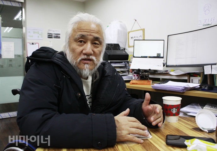 박경석 전국장애인차별철폐연대 상임공동대표가 인터뷰를 하고 있다. 사진 강혜민