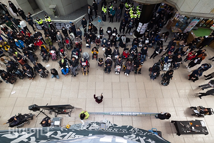 13일, 서울지방고용노동청에서 결의대회를 하는 전국장애인차별철폐연대 소속 활동가들. 사진 박승원 