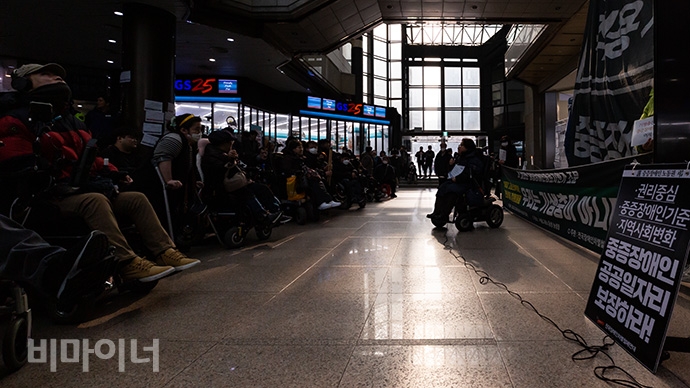 이형숙 서울장애인자립생활센터협의회 회장이 발언하고 있다. 사진 박승원
