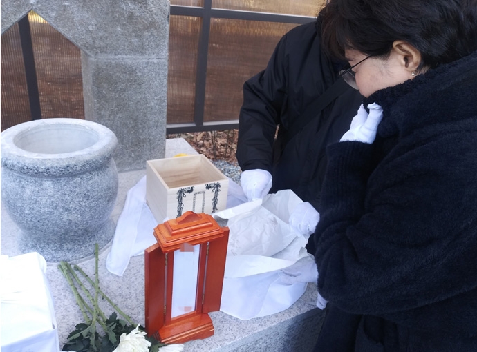 30년 만에 오빠의 사망소식을 들은 여동생이 산골하며 오열하고 있다. 사진 나눔과 나눔 30년 만에 오빠의 사망소식을 들은 여동생이 산골하며 오열하고 있다. 사진 나눔과 나눔