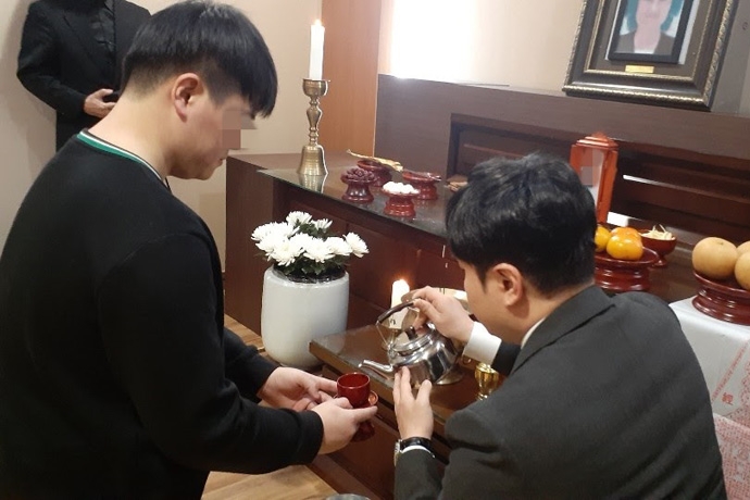 자신의 장례를 무연고 장례로 치러달라고 유언한 무연고 사망자의 유가족이 장례의식을 치르고 있다. 나눔과 나눔 자신의 장례를 무연고 장례로 치러달라고 유언한 무연고 사망자의 유가족이 장례의식을 치르고 있다. 나눔과 나눔