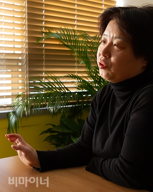 배복주 정의당 소수자인권특별위원회 위원장은 지난 20여 년간 장애여성운동 현장에서 반성폭력 문제에 주력해왔다. 전국성폭력상담소협의회 상임대표이기도 한 그는 최근 한국사회를 뒤흔든 미투운동에서 유명 연예인을 비롯해 안희정·이윤택 등의 성폭력사건공대위에서도 앞장서 활동했다. 사진 박승원 배복주 정의당 소수자인권특별위원회 위원장은 지난 20여 년간 장애여성운동 현장에서 반성폭력 문제에 주력해왔다. 전국성폭력상담소협의회 상임대표이기도 한 그는 최근 한국사회를 뒤흔든 미투운동에서 유명 연예인을 비롯해 안희정·이윤택 등의 성폭력사건공대위에서도 앞장서 활동했다. 사진 박승원