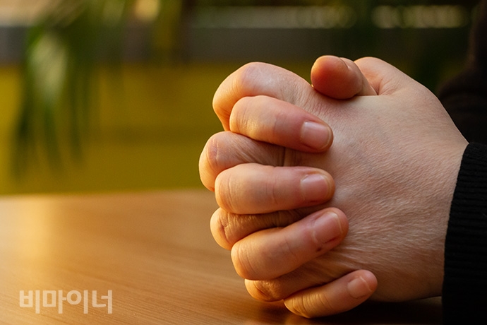 인터뷰 도중 두 손을 꽉 움켜쥔 배복주 위원장. 사진 박승원