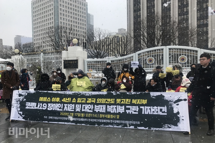 17일 오전 11시, 정부서울청사 앞에서 장애인차별금지추진연대 등 4개 장애단체가 규탄 기자회견을 열었다. 이날은 온도가 급격히 떨어지고 올해 가장 많은 눈이 내렸다. 매서운 추위 속에서도 장애인들은 “죽지 않기 위해 나왔다”며 정부를 향해 대책 마련을 촉구했다. 사진 허현덕 17일 오전 11시, 정부서울청사 앞에서 장애인차별금지추진연대 등 4개 장애단체가 규탄 기자회견을 열었다. 이날은 온도가 급격히 떨어지고 올해 가장 많은 눈이 내렸다. 매서운 추위 속에서도 장애인들은 “죽지 않기 위해 나왔다”며 정부를 향해 대책 마련을 촉구했다. 사진 허현덕