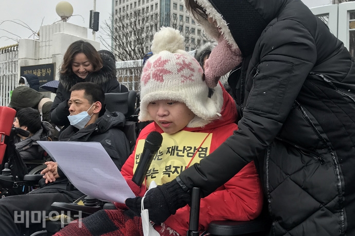 코로나19 자가격리자 이혜미 씨가 발언하고 있다. 사진 허현덕 코로나19 자가격리자 이혜미 씨가 미리 준비한 원고를 읽으며 발언하고 있다. 사진 허현덕