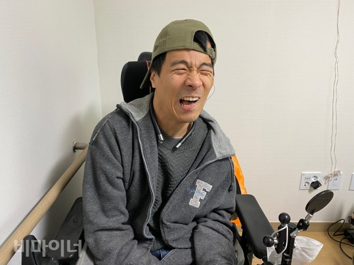 지난해 12월, 38년 만에 탈시설한 김현수 씨(45)가 자신이 거주 중인 장안동 지원주택에서 기초생활수급자 선정에서 탈락하게 된 과정을 설명하고 있다. 사진 이가연 지난해 12월, 38년 만에 탈시설한 김현수 씨(45)가 자신이 거주 중인 장안동 지원주택에서 기초생활수급자 선정에서 탈락하게 된 과정을 설명하고 있다. 사진 이가연