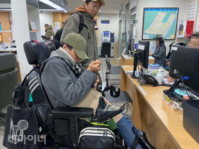 김현수 씨가 정성철 빈곤사회연대 활동가와 함께 장안1동 주민센터를 방문해 수급 탈락에 대한 이의제기를 하고 있다. 사진 이가연 김현수 씨가 정성철 빈곤사회연대 활동가와 함께 장안1동 주민센터를 방문해 수급 탈락에 대한 이의제기를 하고 있다. 사진 이가연