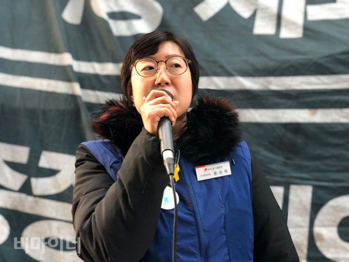 서울민중행동은 19일 오후 3시 30분, 서울지방고용노동청 건물 1층 로비에서 기자회견을 열고, 고 설요한 장애인 동료지원가의 죽음은 장애계만의 문제가 아니라 노동권 일반의 문제라고 인식하고 민주노총 차원의 적극적 개입을 약속했다. 용순옥 민주노총 서울본부 수석부본부장이 발언하고 있다. 사진 강혜민