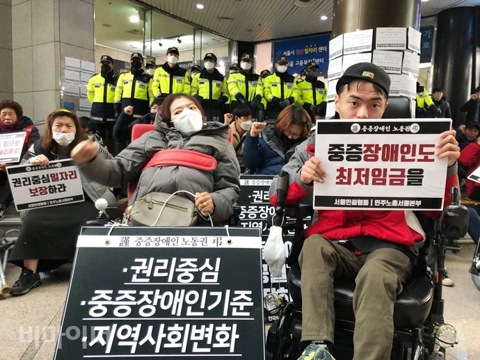 기자회견에 참여한 사람들의 모습. 사진 강혜민