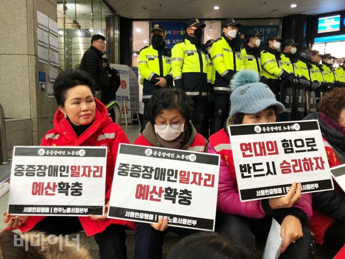 수협의 강제퇴거에 맞서 투쟁 중인 민주노련 소속 노량진 수산시장 상인들도 함께했다. 사진 강혜민