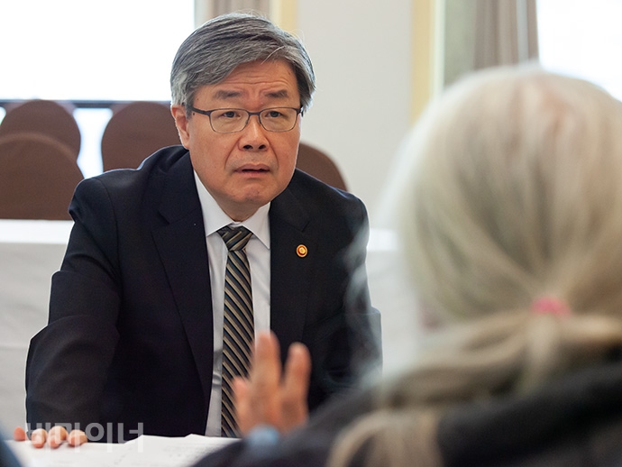이재갑 고용노동부 장관이 박경석 전국장애인차별철폐연대 상임공동대표와 면담하고 있다. 20일 전국장애인차별철폐연대를 비롯한 여러 장애인 단체는 ‘장애인 동료지원가 고 설요한 씨 죽음에 관한 사과’와 ‘중증장애인 기준 공공일자리 보장’을 요구하며 이 장관이 방문하는 프레스센터 20층을 기습 점거했다. 사진 박승원