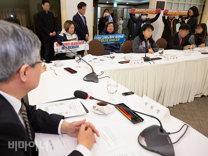 장애인활동가들이 이재갑 장관이 참여하는 ‘2020년 제1차 청년고용촉진특별위원회’ 회의에 기습적으로 들어가 면담을 요청하고 있다. 이들의 손에는 ‘이재갑 고용노동부 장관님! 꼭 만나고 싶습니다!’ ‘중증장애인 지역맞춤형 취업지원 전면 개편하라’ ‘중증장애인 공공일자리 예산 확대하라’라고 적힌 손팻말이 들려있다. 사진 박승원