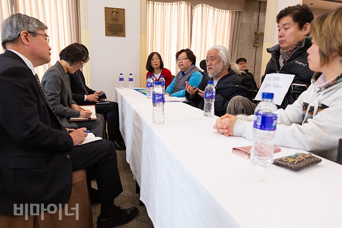 이재갑 장관과 장애인단체 대표 5명이 함께 면담하고 있는 모습. 사진 박승원