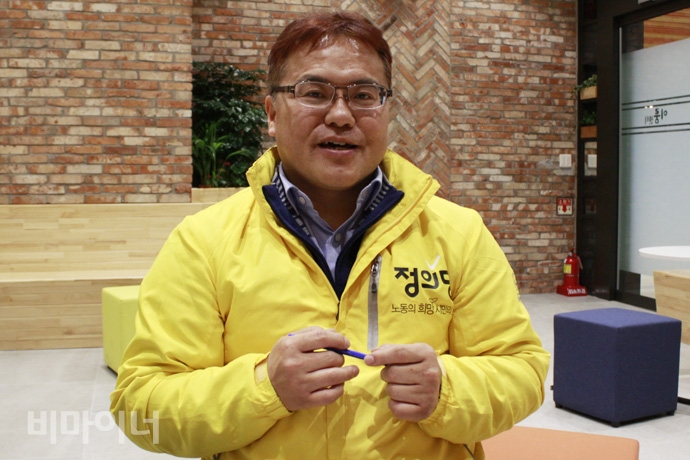 정의당 장애인 비례대표 경선에 출사표를 던진 이영석 정의당 유엔장애인권리협약특별위원회 위원장을 18일 오후 여의도 이룸센터에서 만났다. 그날 이 위원장은 늘 지니고 다닌다는 노란색 정의당 점퍼를 입고 인터뷰에 임했다. 사진 허현덕