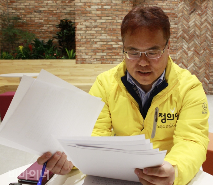 이영석 정의당 유엔장애인권리협약 특별위원회 위원장이 미리 준비한 인터뷰 자료를 보고 있다. 사진 허현덕