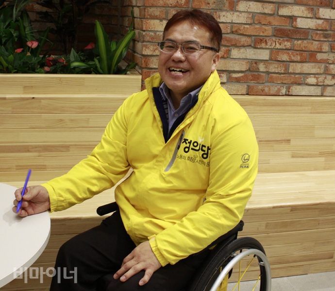 이영석 정의당 유엔장애인권리협약 특별위원회 위원장이 인터뷰 도중 포즈를 취하며 웃고 있다. 사진 허현덕