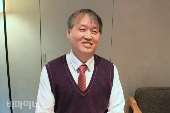 19일, 박종균 정의당 장애인위원회 위원장은 국회 정론관에서 비례대표 경선 후보 출마 기자회견을 열었다. 같은 날, 박 후보가 기자회견을 마치고 광화문의 한 카페에서 인터뷰를 하며 환하게 웃고 있다. 사진 이가연