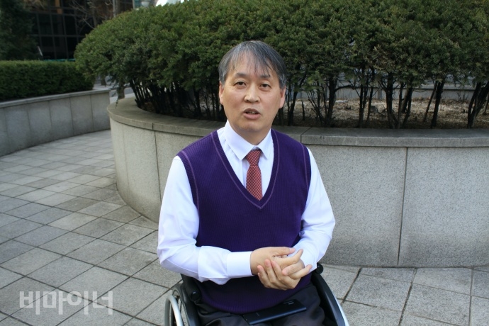 19일, 박종균 정의당 장애인위원회 위원장이 야외에서 인터뷰를 하고 있다. 사진 이가연