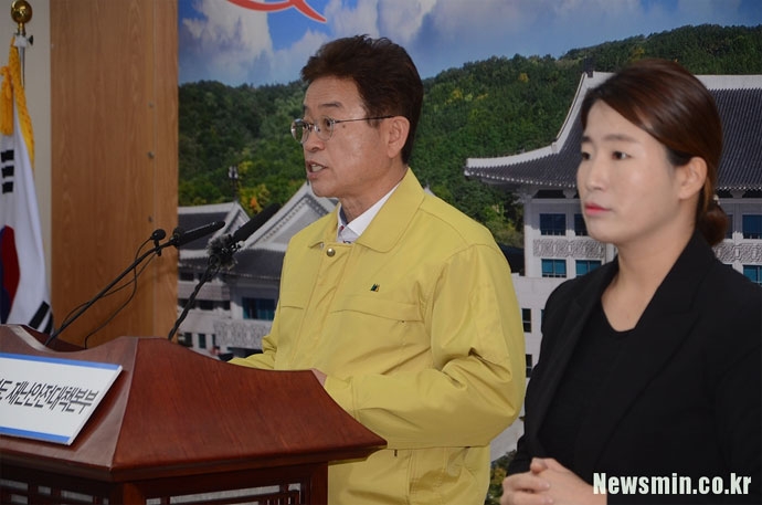 이철우 경북도지사가 25일 코로나 19 관련 브리핑을 열었다. ⓒ뉴스민