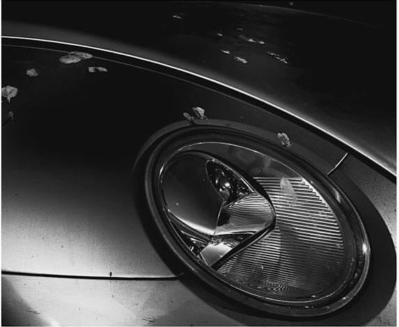 변재원이 자신의 통증을 설명하기 위해 찍은 사진. 자동차 헤드라이트 주변이 사정없이 움푹 파여 있다. ⓒ변재원 