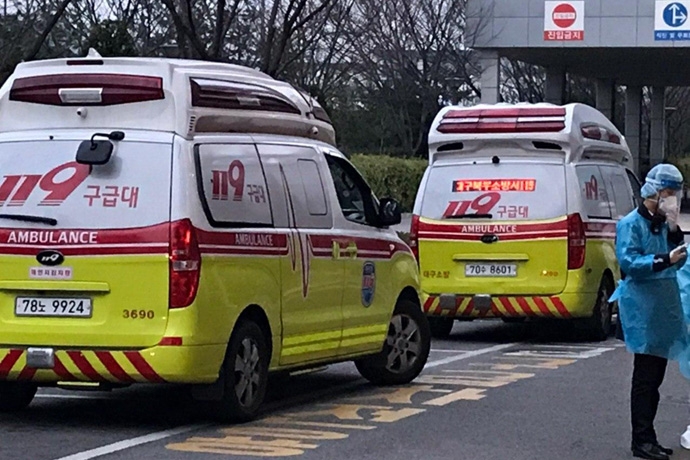 3일 오후 6시경 서울의료원으로 대구북구소방서 차량이 들어오고 있다. 차량에는 성보재활원 코로나19 장애인 확진자가 타고 있다. 사진 노들장애인자립생활센터