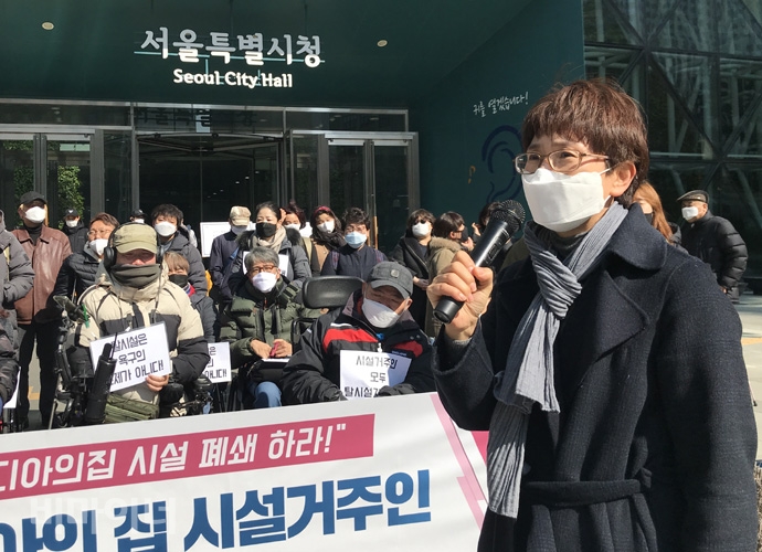 김종옥 전국장애인부모연대 서울지부 대표가 집단수용시설에 대해 발언하고 있다. 사진 허현덕