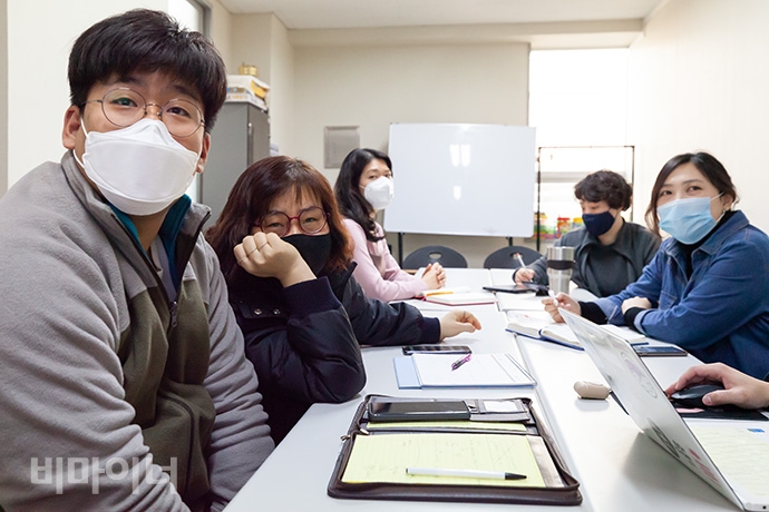 장애인지역공동체 활동가들이 모두 마스크를 쓴 채 코로나19에 대응하는 회의를 진행하고 있다. 회의실 앞 모니터에는 코로나19 현황이 있다. 이들은 매일 아침 코로나19 확진자와 격리 상황 등을 살펴본 뒤 그날 일정을 그때그때 짜고 있다. 왼쪽부터 김정환 여기서함께센터 센터장, 황보경 질라라비야학 사무국장, 박지후 활동지원사업팀 코디네이터, 권미경 활동지원사업팀 코디네이터, 권수진 다릿돌자립생활센터 활동가. 사진 박승원