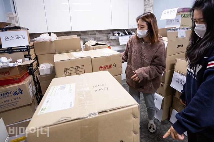 6일 들어온 후원물품을 검수하는 발달사업팀 활동가들. 이날 손 소독제 1,300개, 마스크 100개, 비누 495개, 컵밥 119개, 즉석식품 90개가 들어왔다. 왼쪽부터 박정민 발달사업담당자, 박민주 발달사업팀 직무지도원. 사진 박승원