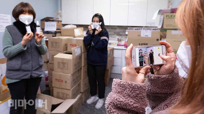 발달사업팀 활동가들이 6일 들어온 후원물품을 검수한 뒤 손 세정제를 손에 들고 인증사진을 찍고 있다. 특히, 기업에서 받은 물품은 인증사진 양식을 구체적으로 제시하고 있어 좀 더 신경을 써서 찍어야 했다. 왼쪽부터 김영주 발달사업팀 직무지도원, 박민주 발달사업팀 직무지도원, 박정민 발달사업담당자다. 사진 박승원