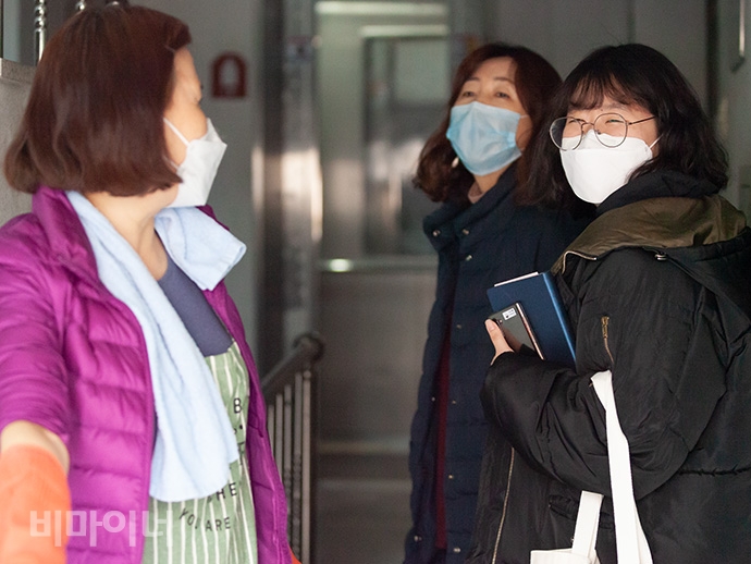 순회방문을 하는 다릿돌센터 활동가가 어느 자립생활주택 1층에서 활동지원사를 만나 반갑게 인사를 나누고 있다. 오른쪽부터 이효림 다릿돌센터 활동가, 노진영 다릿돌센터 활동가. 사진 박승원