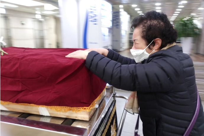 개인정보 보호 때문에 골든타임을 놓쳐 사망한 무연고 사망자 장례에 참석한 유족. 사진 나눔과나눔 개인정보 보호 때문에 골든타임을 놓쳐 사망한 무연고 사망자 장례에 참석한 유족. 사진 나눔과나눔