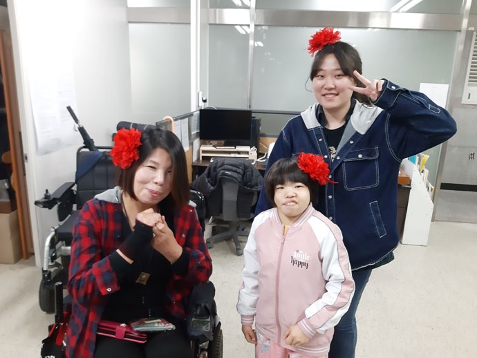 댄스발표회를 앞둔 한민희 씨(가운데)를 응원하며. 왼쪽은 박길연 민들레장애인야학 교장, 오른쪽은 전혜정 활동가. ⓒ민들레장애인자립생활센터 