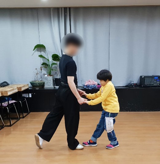 댄스 연습을 하는 한민희 씨. ⓒ민들레장애인자립생활센터 