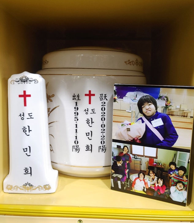 봉안당에 모신 한민희 씨 유골함. 옆에는 친구들과 함께 찍은 사진이 놓여있다. ⓒ민들레장애인자립생활센터 