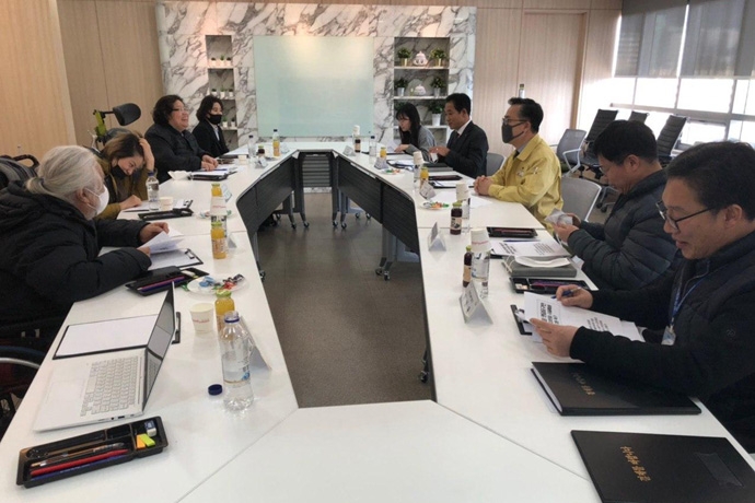 기자회견이 열리는 동안 문애린 서울장차연 공동대표 등 5개 장애단체 대표단은 금천구청장과 면담을 열었다. 유성훈 금천구청장은 3월 내 시설폐쇄 사전 통보를 하겠다고 답변했다. 사진 장애와인권발바닥행동